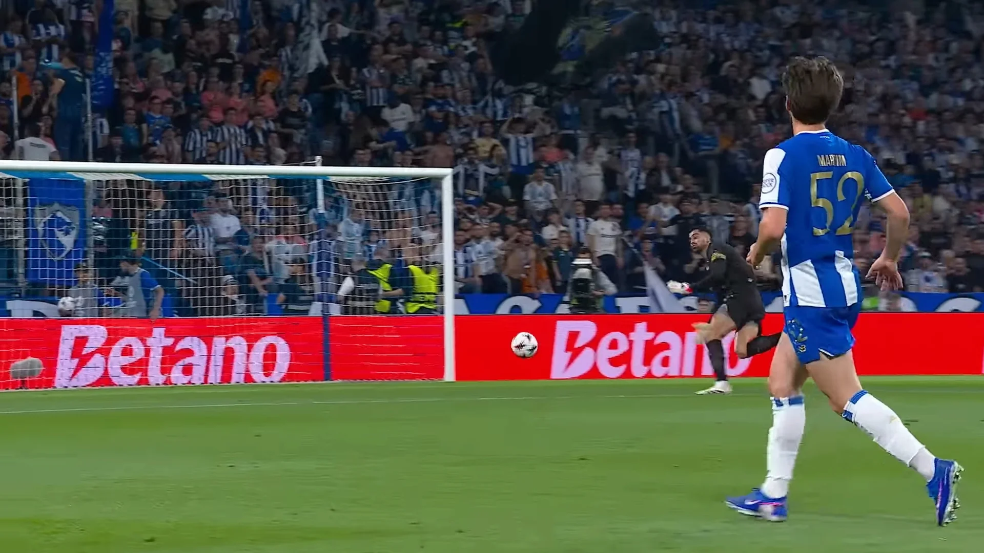 Мартім Фернандеш забиває автогол / Скріншот