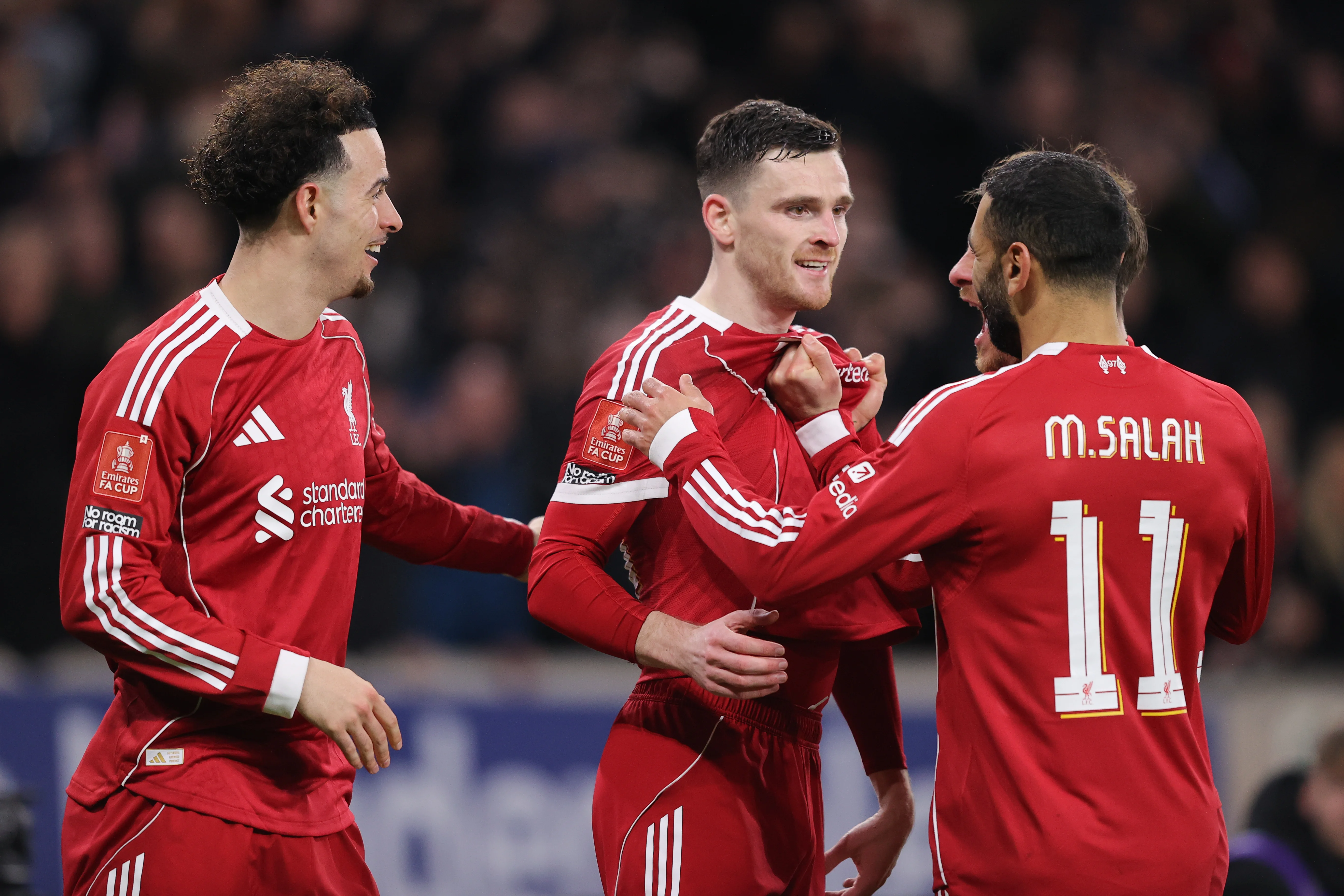 Енді Робертсон та Мохамед Салах з партнерами по Ліверпулю / Getty Images