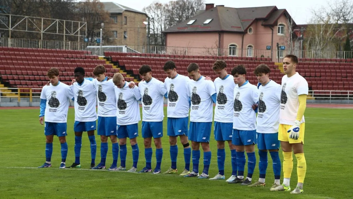 Игроки Динамо в футболках с посвящением Мирче Луческу / фото: ФК Динамо Киев
