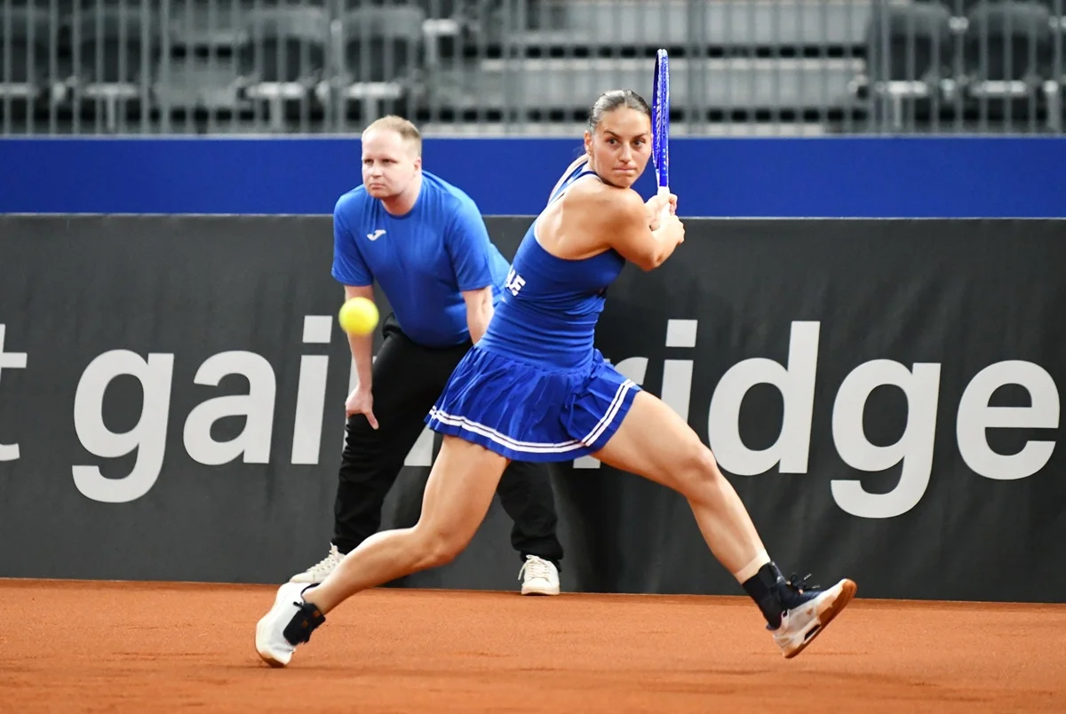 Фото к новости: Костюк мощно разобралась с Линетт и вывела Украину вперед против Польши в матче Кубка Билли Джин Кинг