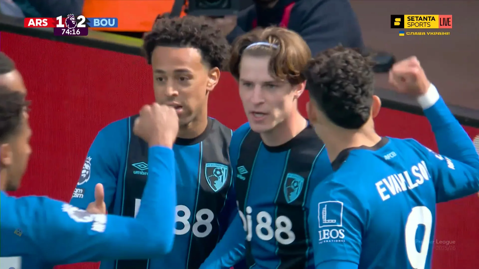 Скотт святкує гол із партнерами / Скріншот