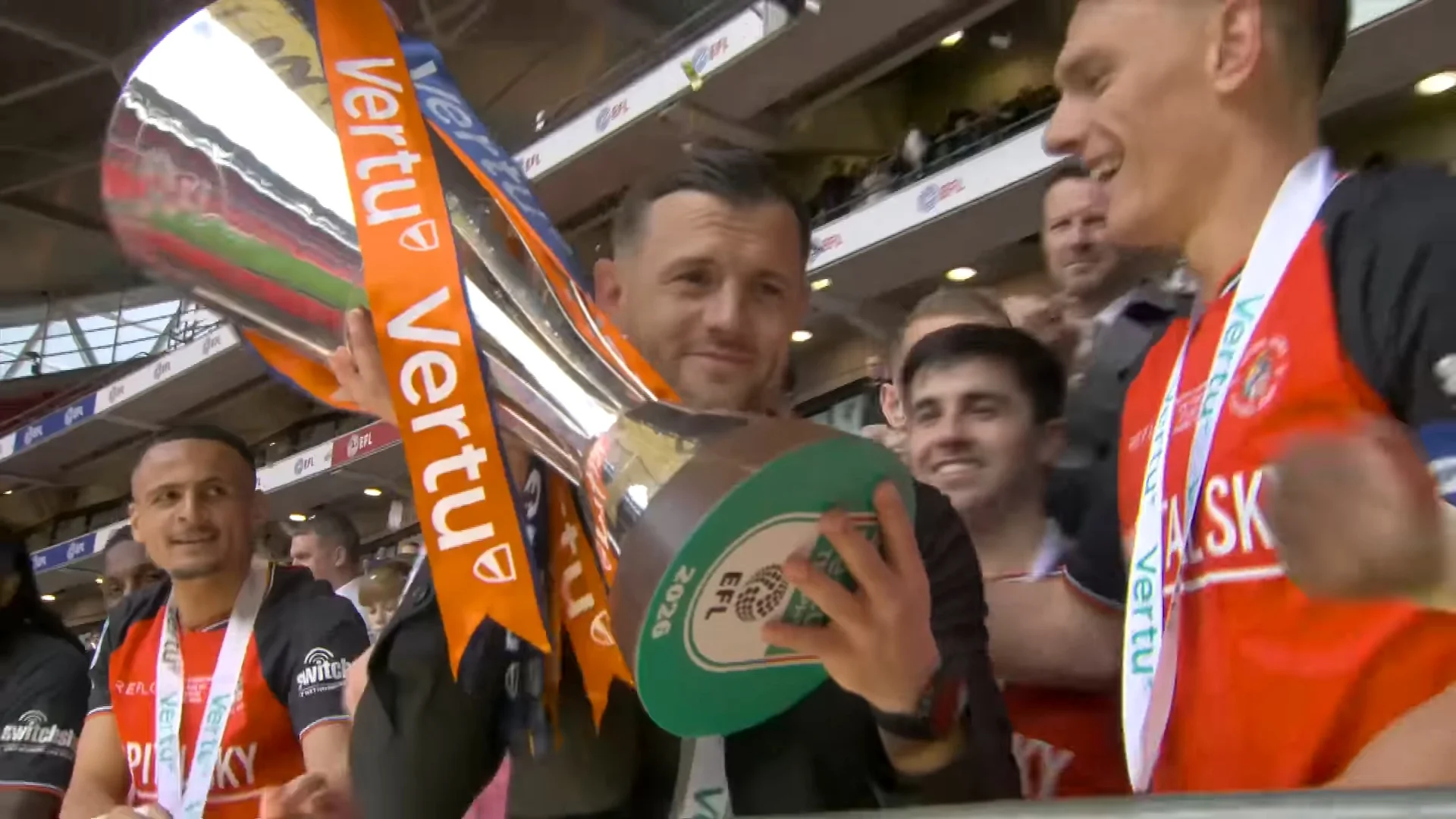 Уилшер с трофеем / Скриншот