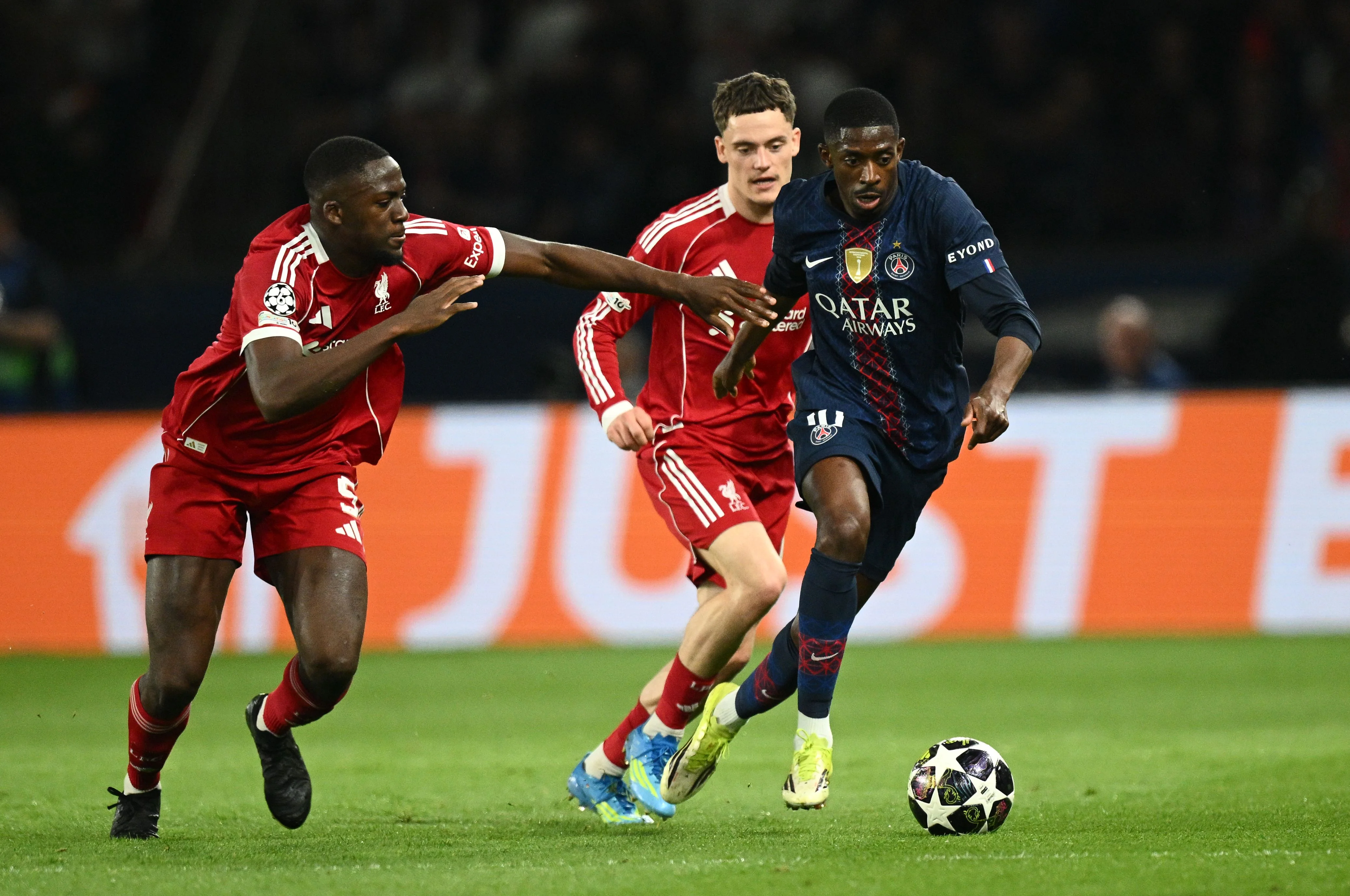 Конате и Вирц против Дембеле / фото: Getty Images