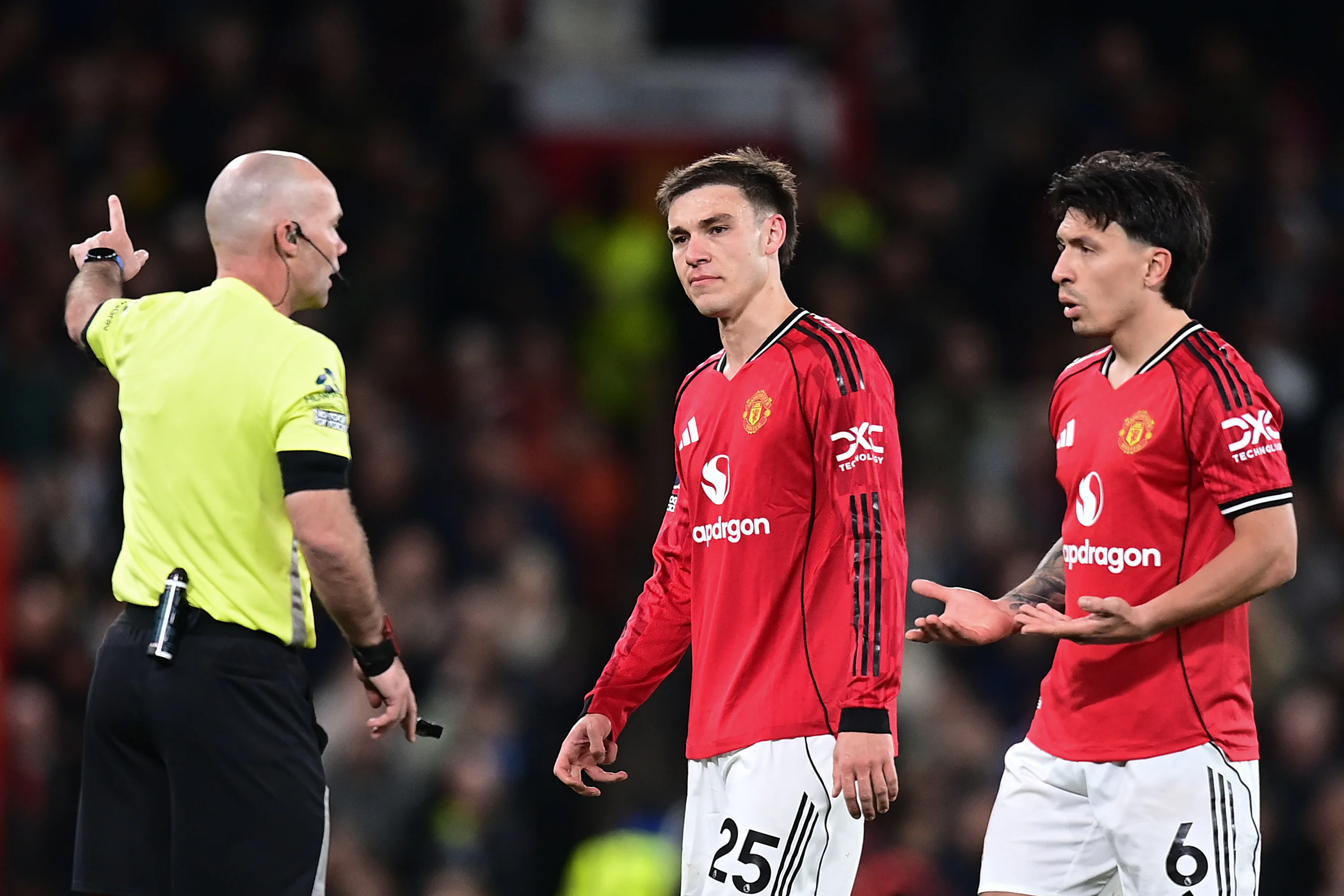 Пол Тірні виганяє Лісандро Мартінеса з поля