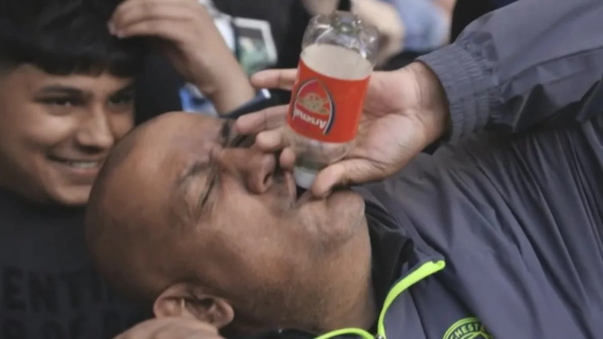 Болельщик Манчестер Сити на матче с Челси / Скриншот