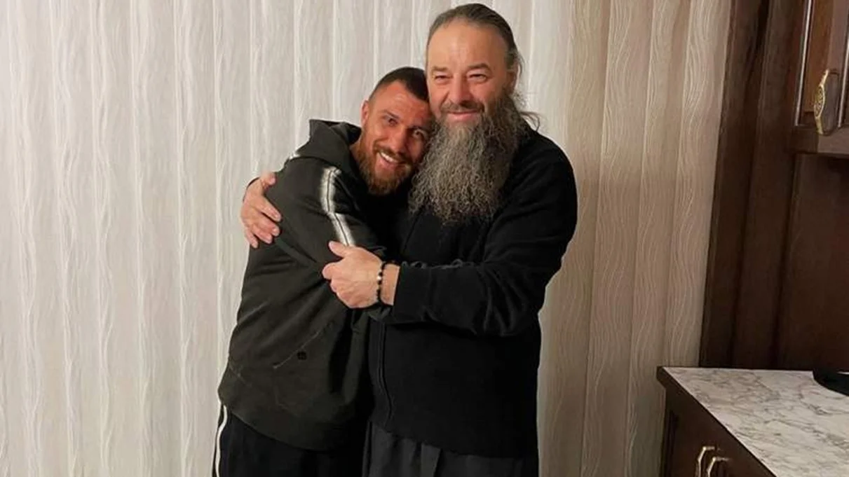 Ломаченко обнимается с митрополитом УПЦ МП Лонгином / Фото из соцсетей