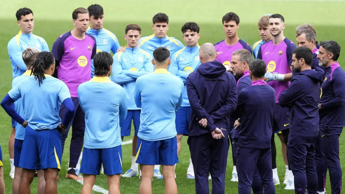 Флик с командой на предматчевой тренировке / ZUMAPRESS / Cordon Press