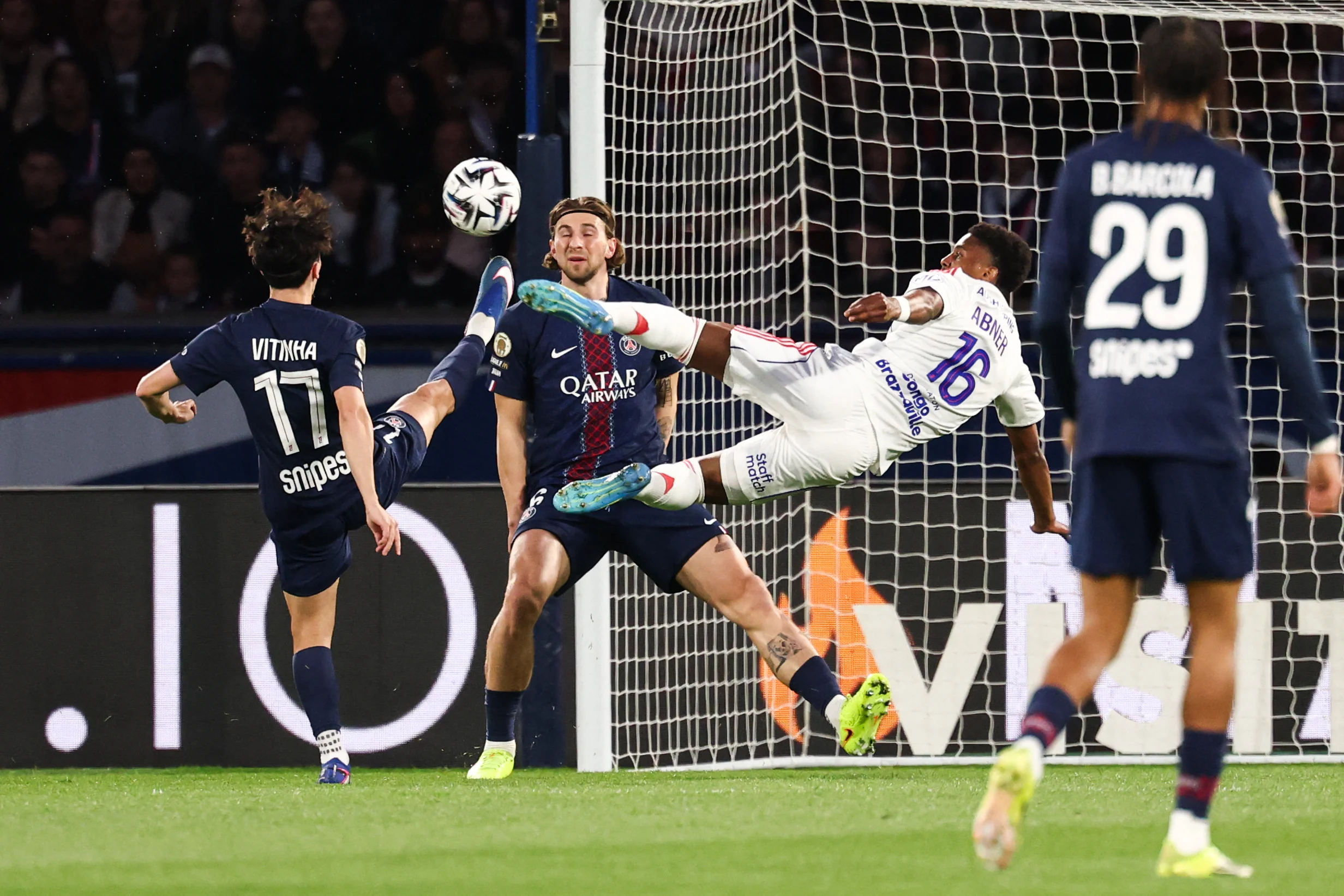 Фото до новини: ПСЖ зазнав несподіваної поразки від Ліона – Забарний провів сильний матч, Яремчук піднявся у зону ЛЧ