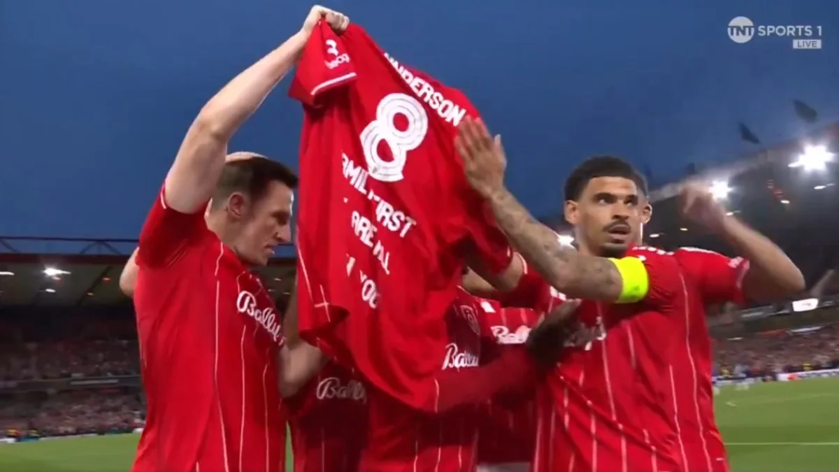 Гравці Ноттінгем Форест підтримали Елліота Андерсона / скріншот