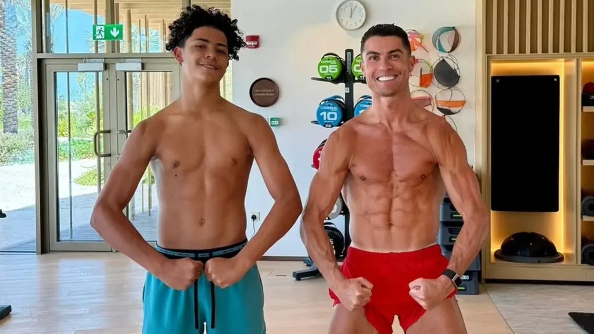 Криштиану Роналду младший и старший / Фото: instagram.com/cristiano/