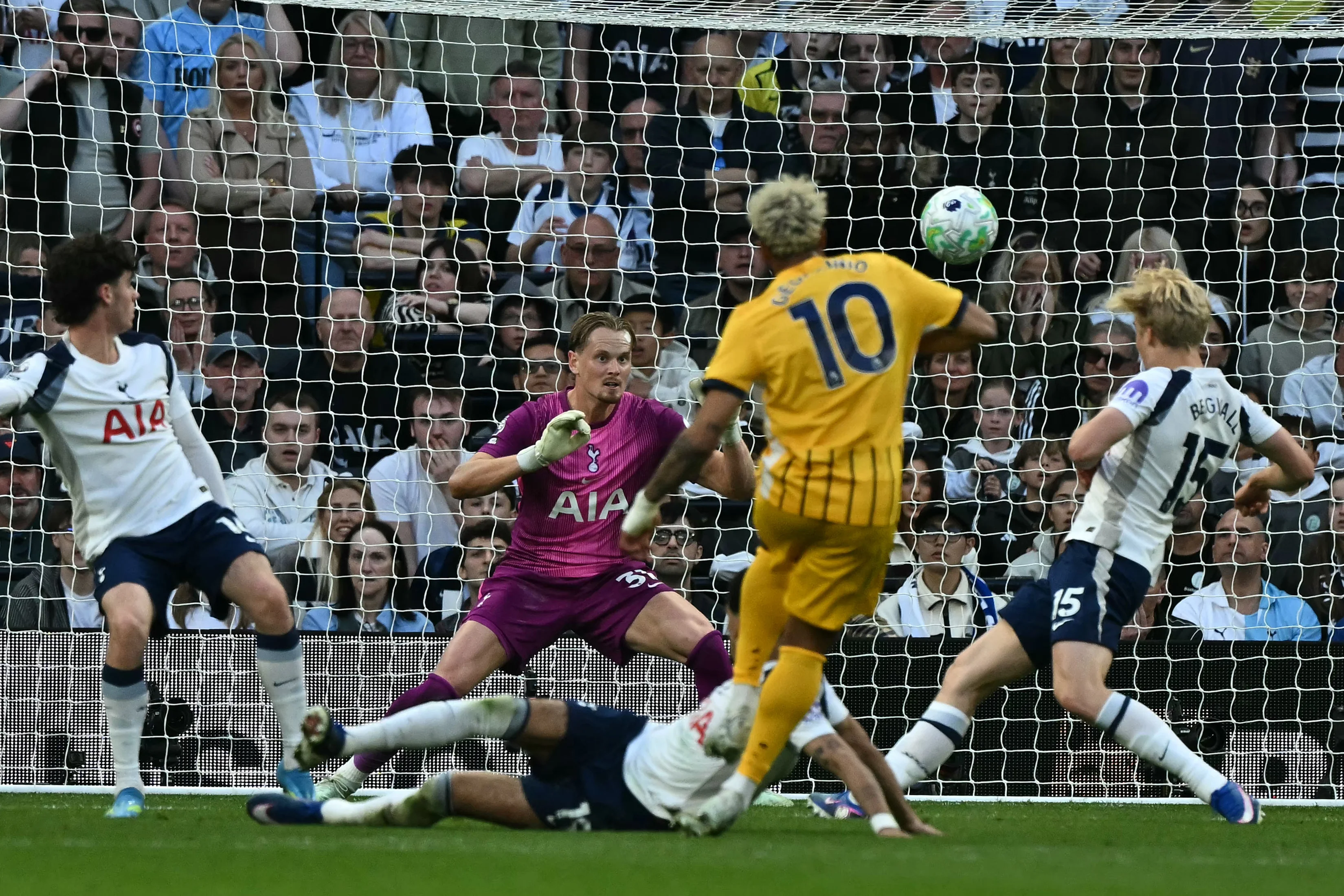 Фото к новости: Ярмолюк расписал ничью с Фулхэмом и продлил безвыигрышную серию, Ньюкасл проиграл третий раз подряд, Лидс разгромил Вулвз