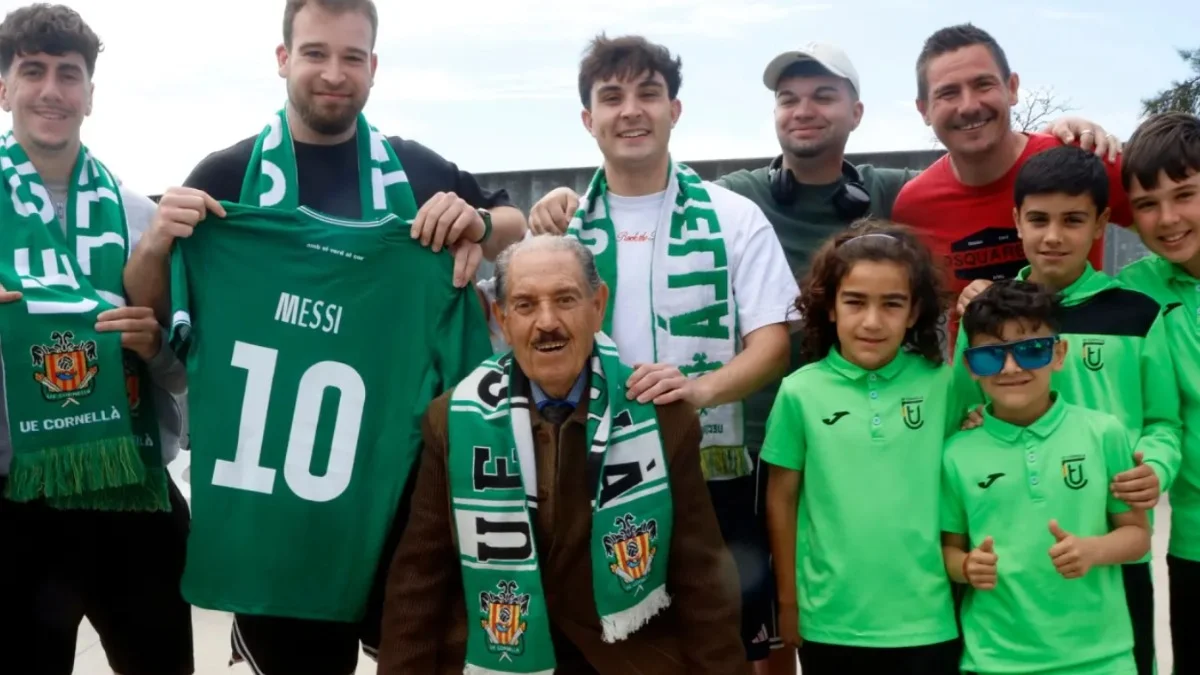 Болельщики Корнельи с символикой Месси / FRANCESC ADELANTADO