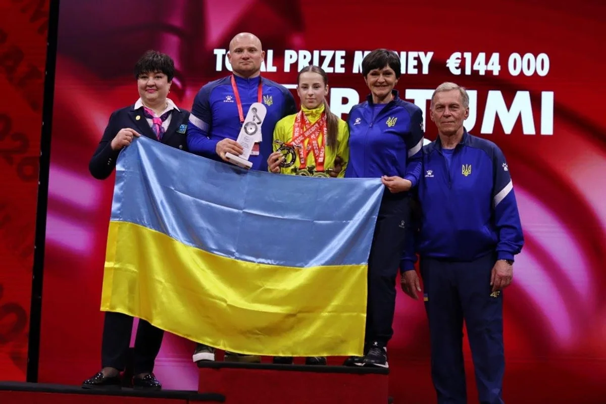 Катерина Малащук (у центрі) / Фото: Федерація важкої атлетики України