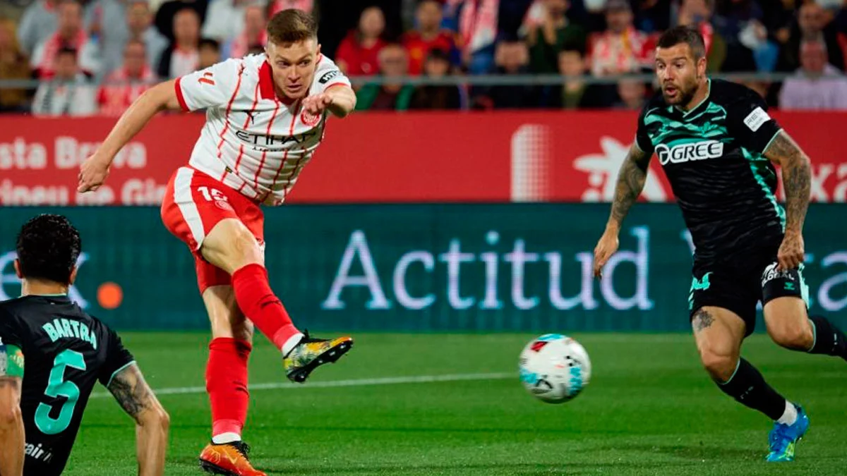 Віктор Циганков забиває гол у ворота Бетіса