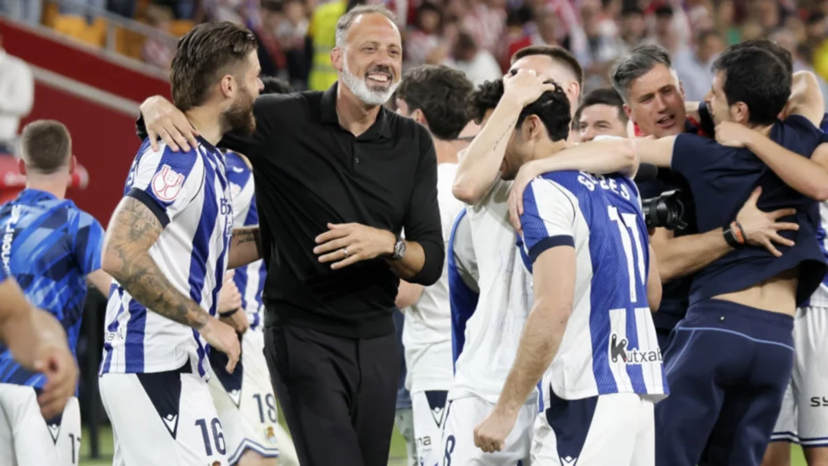 Пеллегріно Матараццо з гравцями Реал Сосьєдада / IMAGO