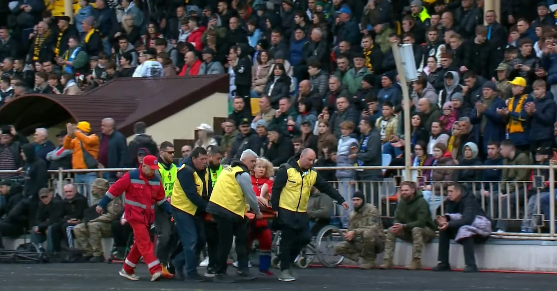 Андрея Бусько выносят на носилках / Скриншот