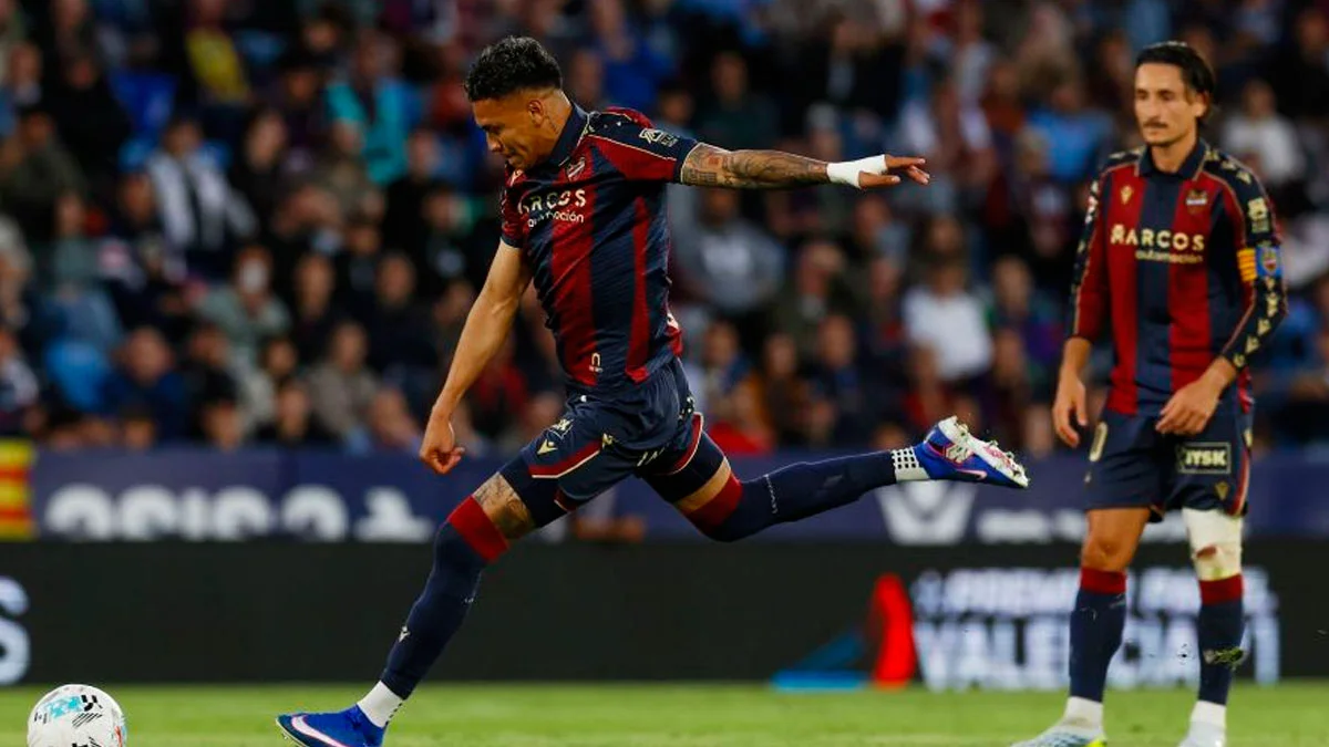 Фото к новости: Левенте победил Севилью в важнейшей битве за выживание – "рохибланкос" не смогли оторваться от зоны вылета