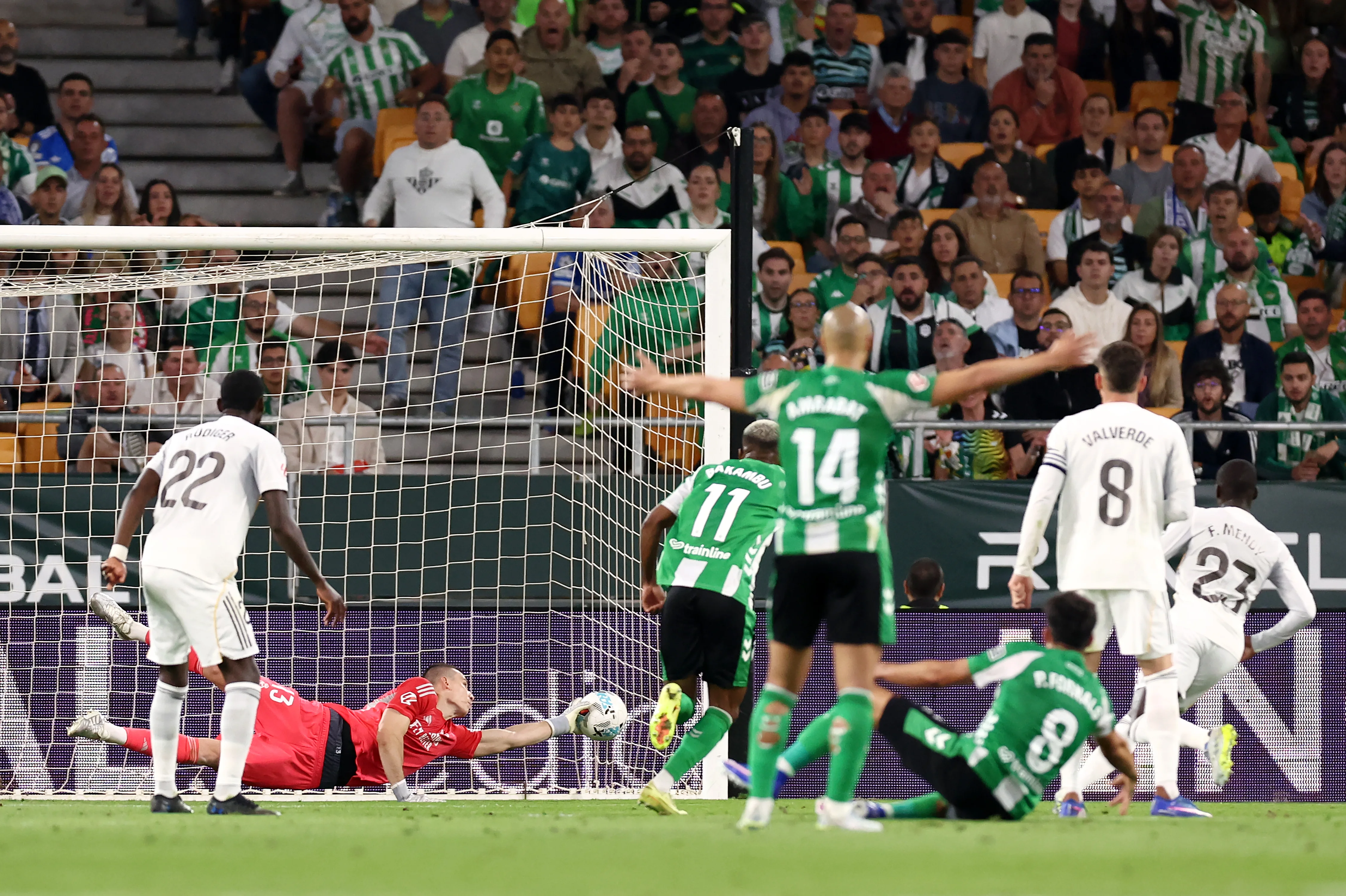 Фото к новости: Лунин стал MVP в игре против Бетиса – Андрей сделал 4 топ-сейва, но снова остался без "сухаря", Антони спас ничью