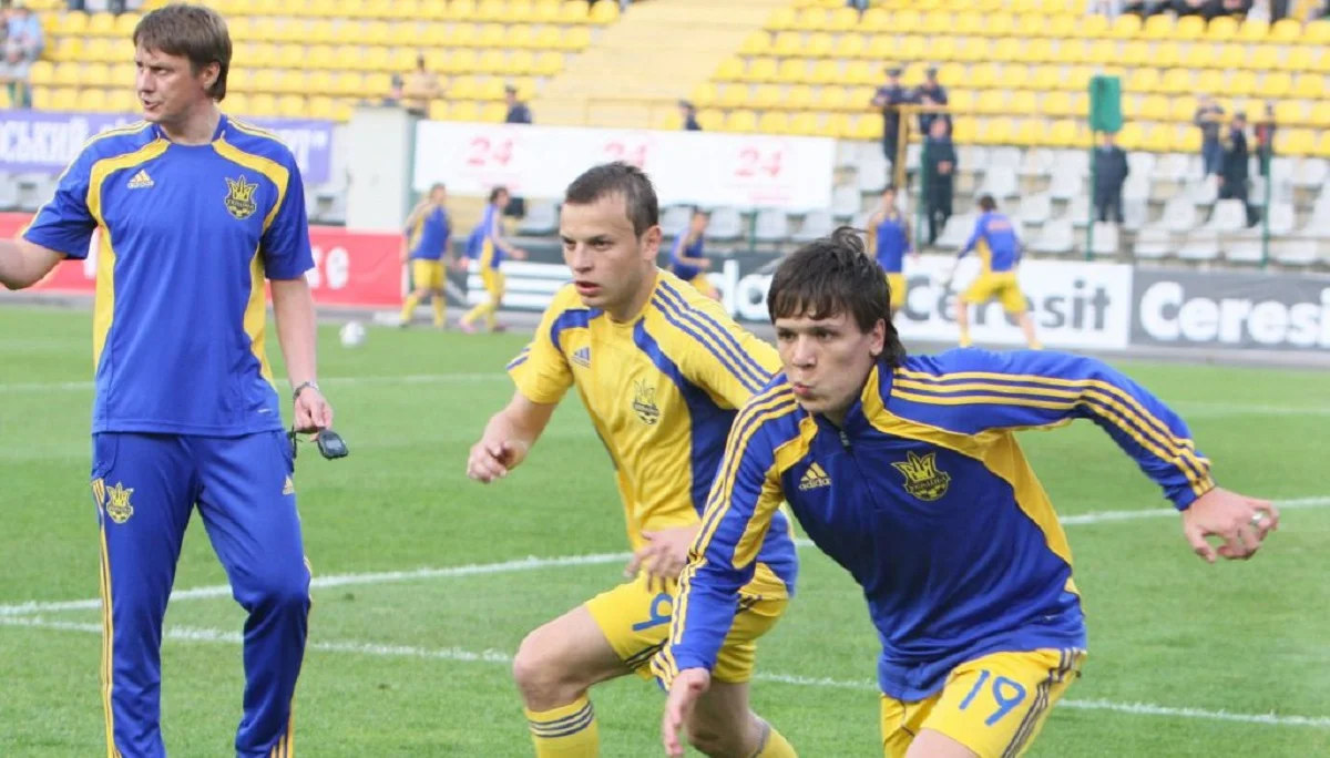 Александр Хацкевич (слева) во время работы в сборной Украины / Фото Е. Кравса