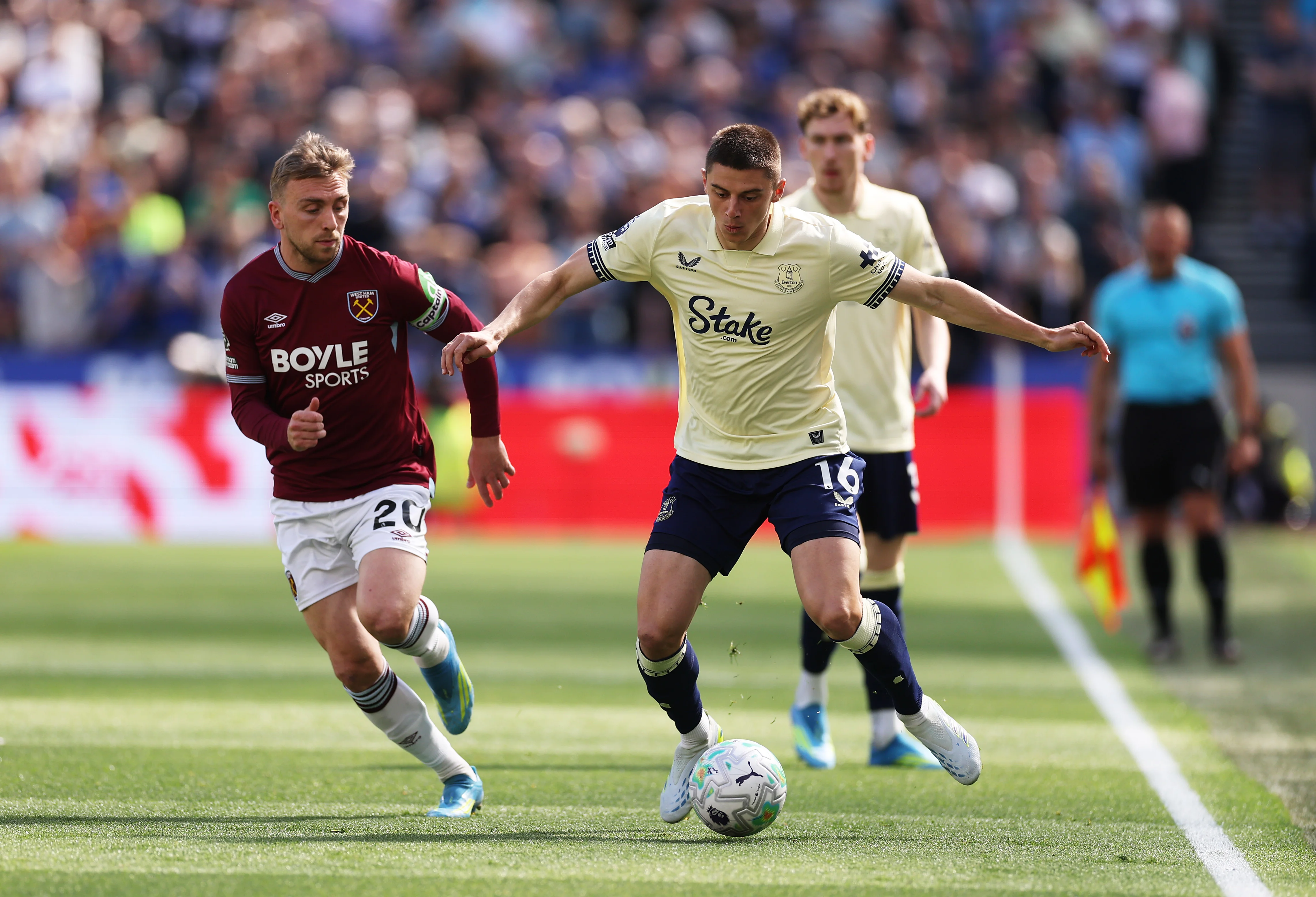 Виталий Миколенко в матче против Вест Хэма