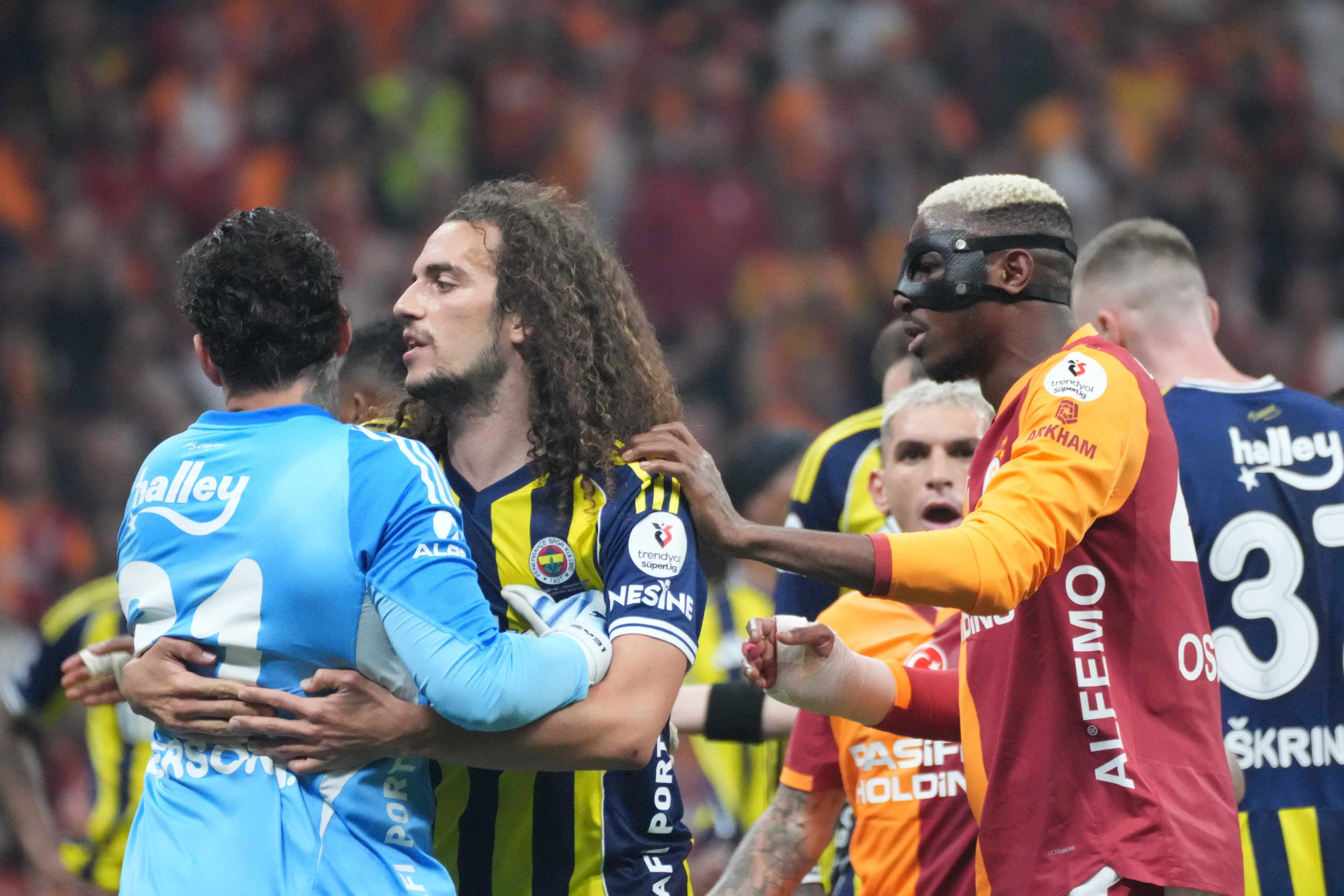 Гендузи и Осимхен успокаивают Эдерсона / Getty Images