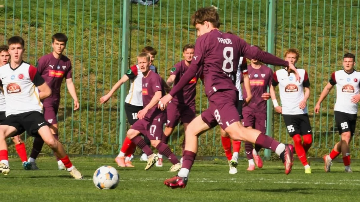 Панов завдає удару по своїй команді / Фото прес-служби Ребела