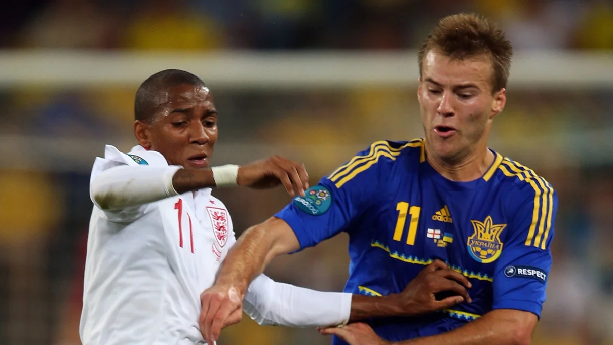Янг против Ярмоленко на Евро-2012 / Photo by Stewart Kendall/Sportsphoto/Allstar via Getty Images