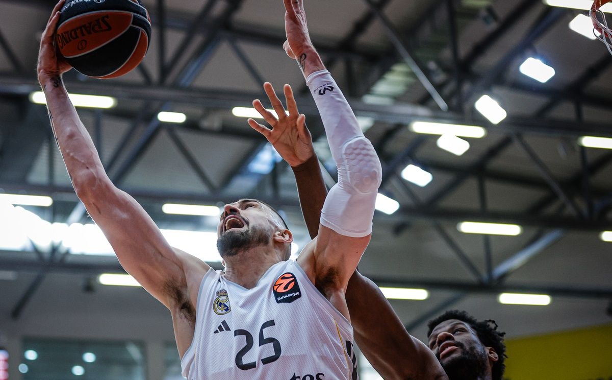 Алексей Лень / Photo by Yulian Todorov/Euroleague Basketball via Getty Images