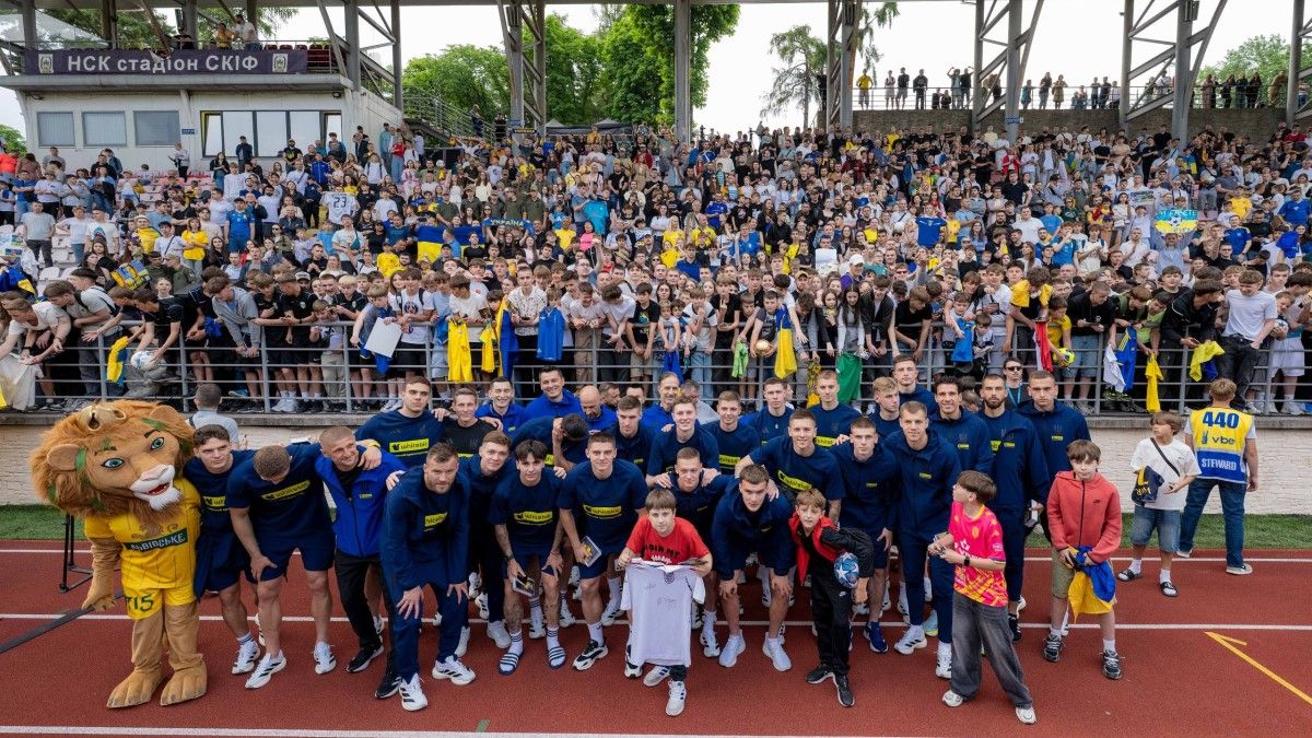 Гравці збірної України з уболівальниками / фото: УАФ