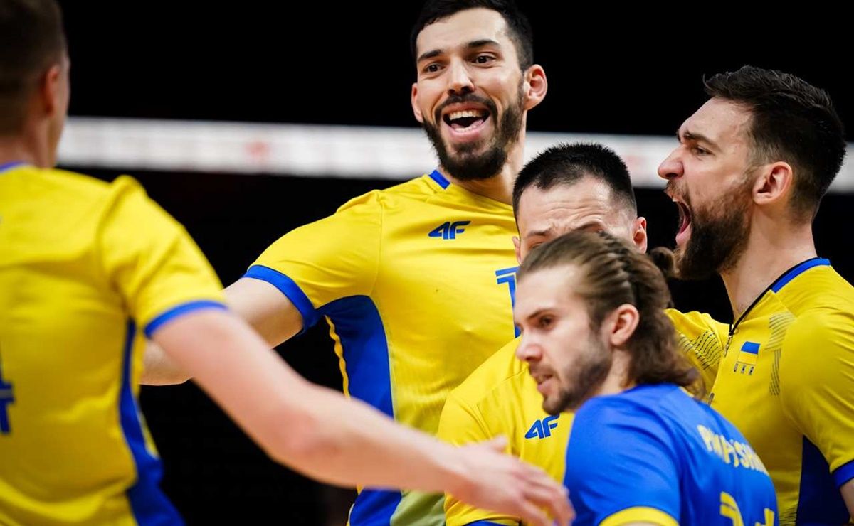 Юрий Семенюк (в центре) / фото: volleyballworld.com