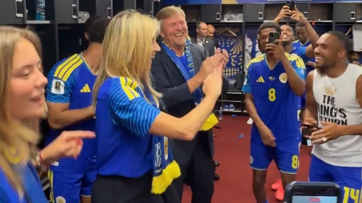 Король и королева Нидерландов поздравили сборную Кюрасао / скриншот из видео