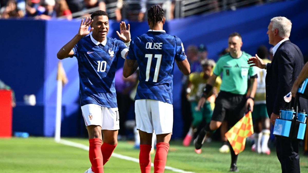 Мбаппе та Олісе / фото: P. Lahalle/L'Équipe
