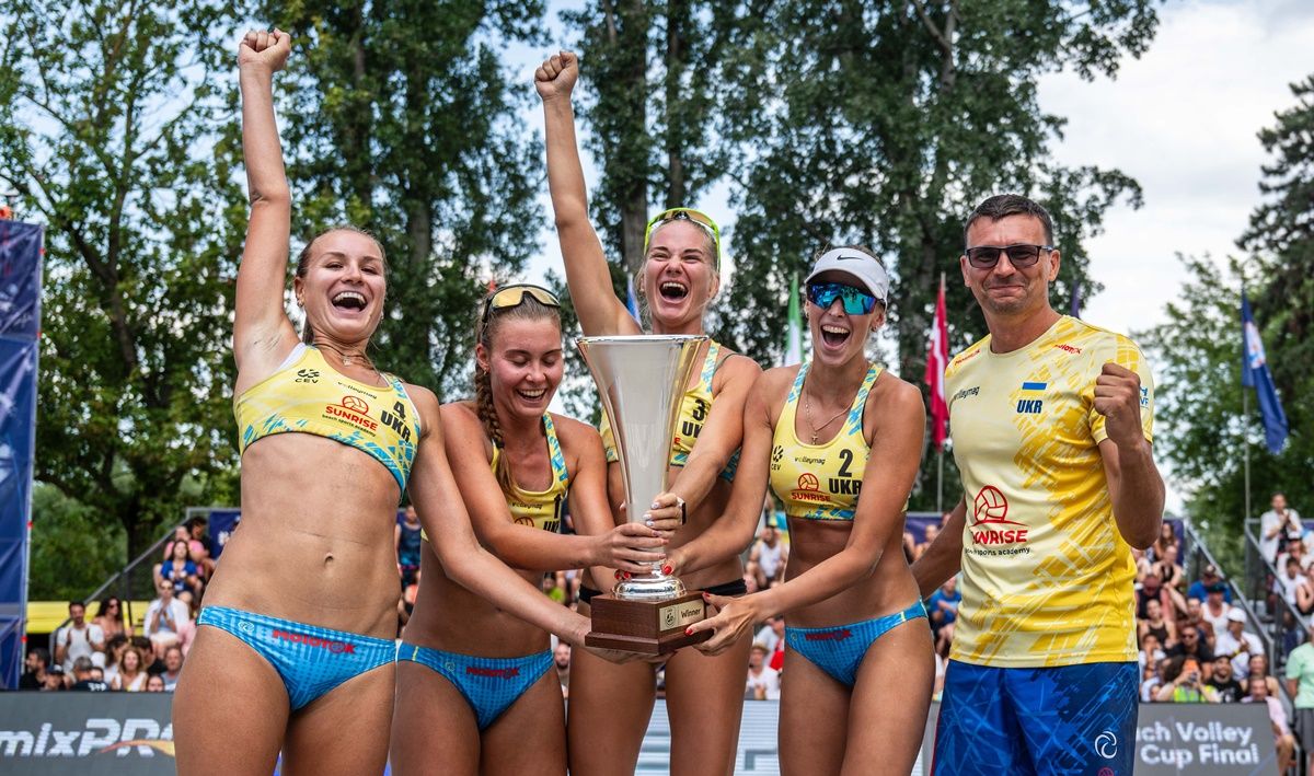 Сборная Украины с Кубком наций CEV / фото: CEV