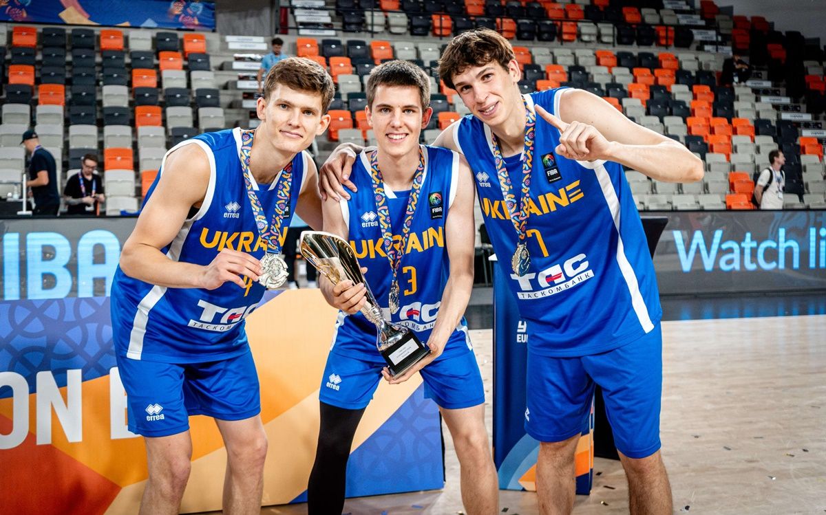 Украинцы завоевали главный трофей "Евробаскета-2026" в Дивизионе В / фото: FIBA