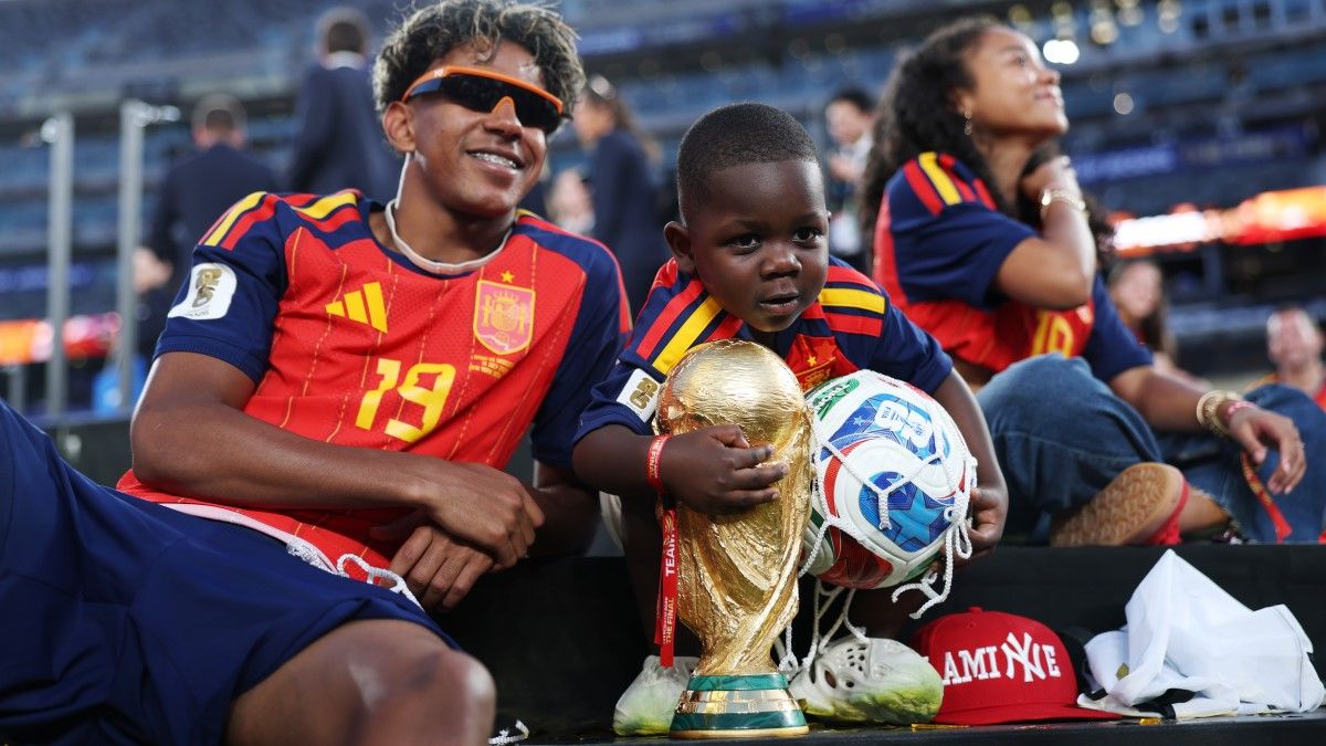 Ламін та Кейн Ямаль / Photo by Maja Hitij - FIFA/FIFA via Getty Images