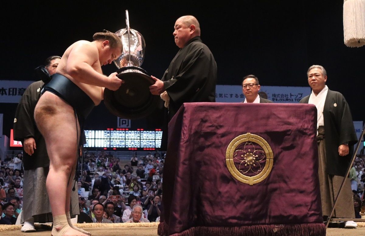 Данило Аонішікі Явгусишин з трофеєм Nagoya Bashо / фото: sumo.or.jp