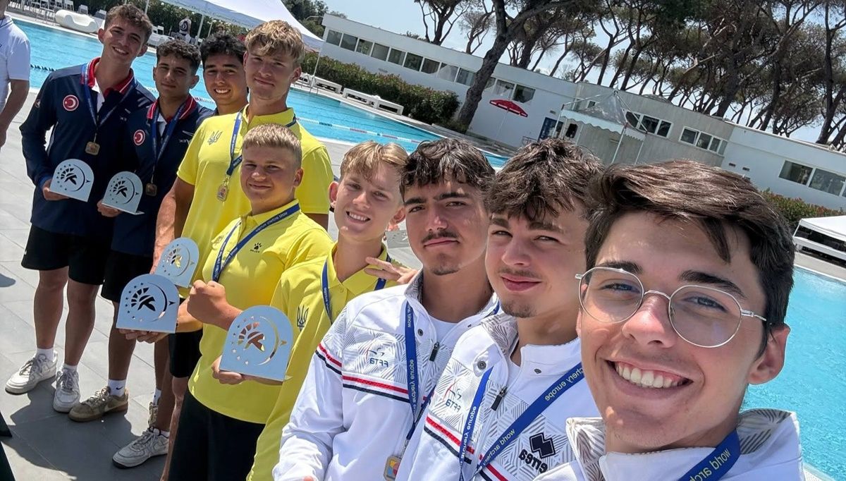 Украинцы (в желтом) в финале одолели французов (справа) / фото: Ukrainian Archery Federation