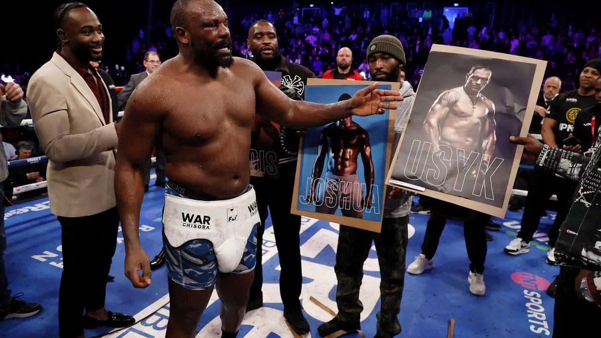 Дерек Чісора з портретом Олександра Усика / Getty Images