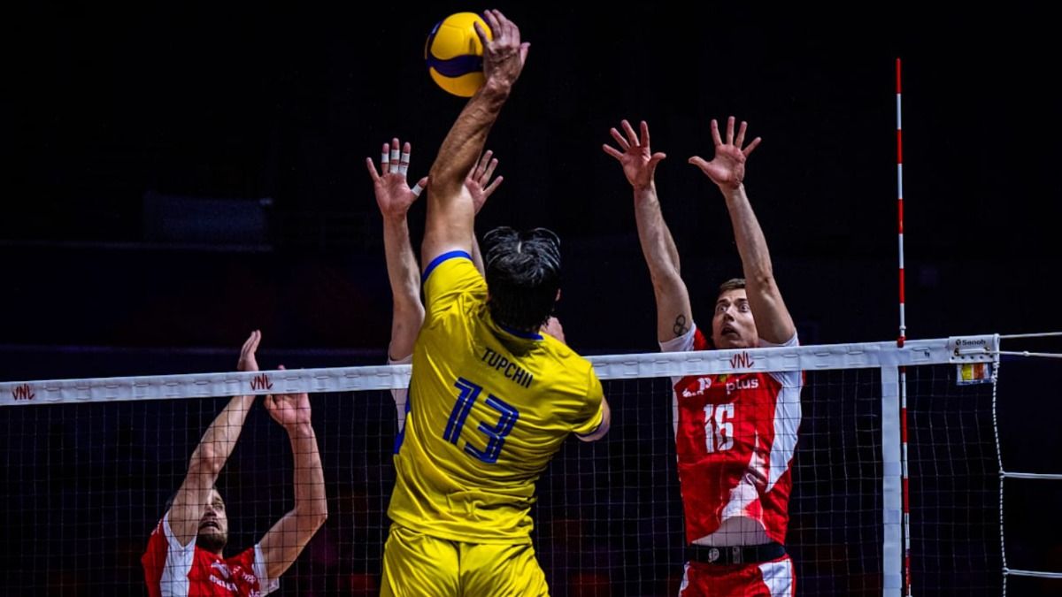 Василий Тупчий в матче с поляками / Фото: volleyballworld.com