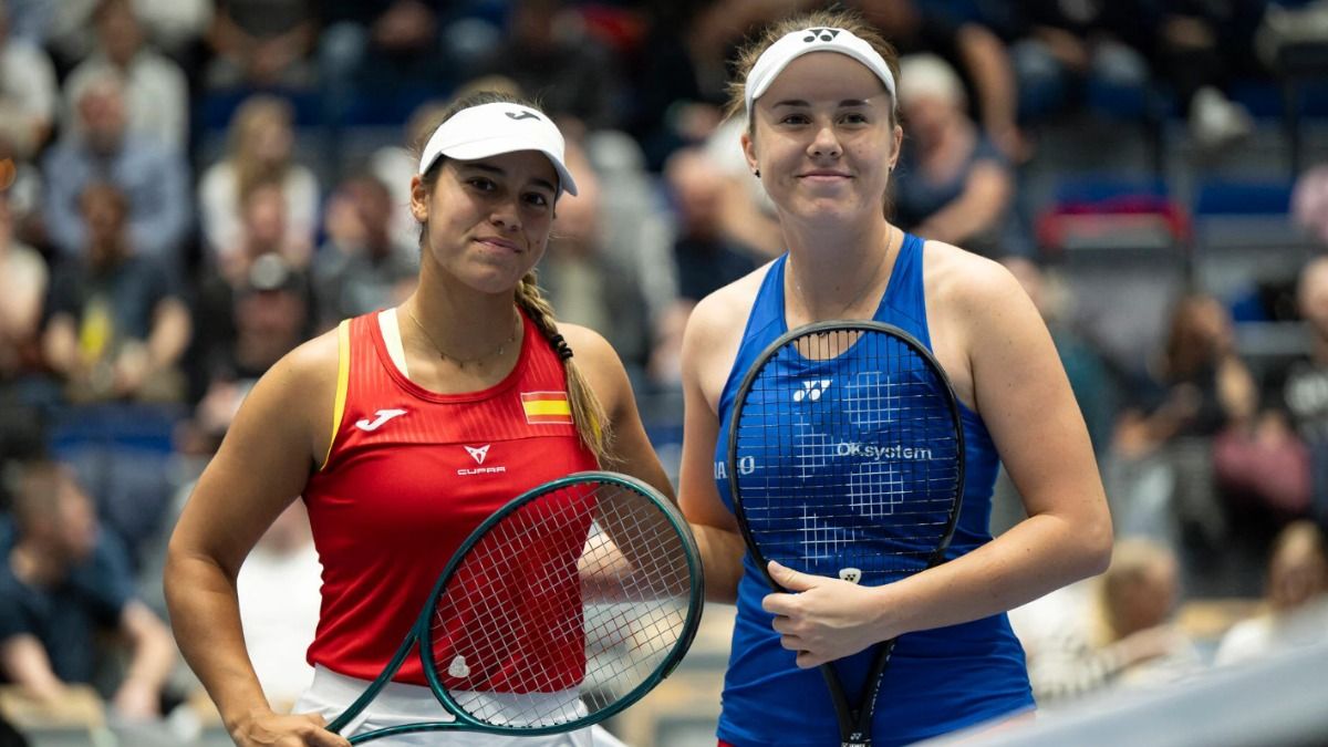 Кароліна Мухова (справа на фото) вивела Чехію вперед у матчі з Іспанією / billiejeankingcup.com