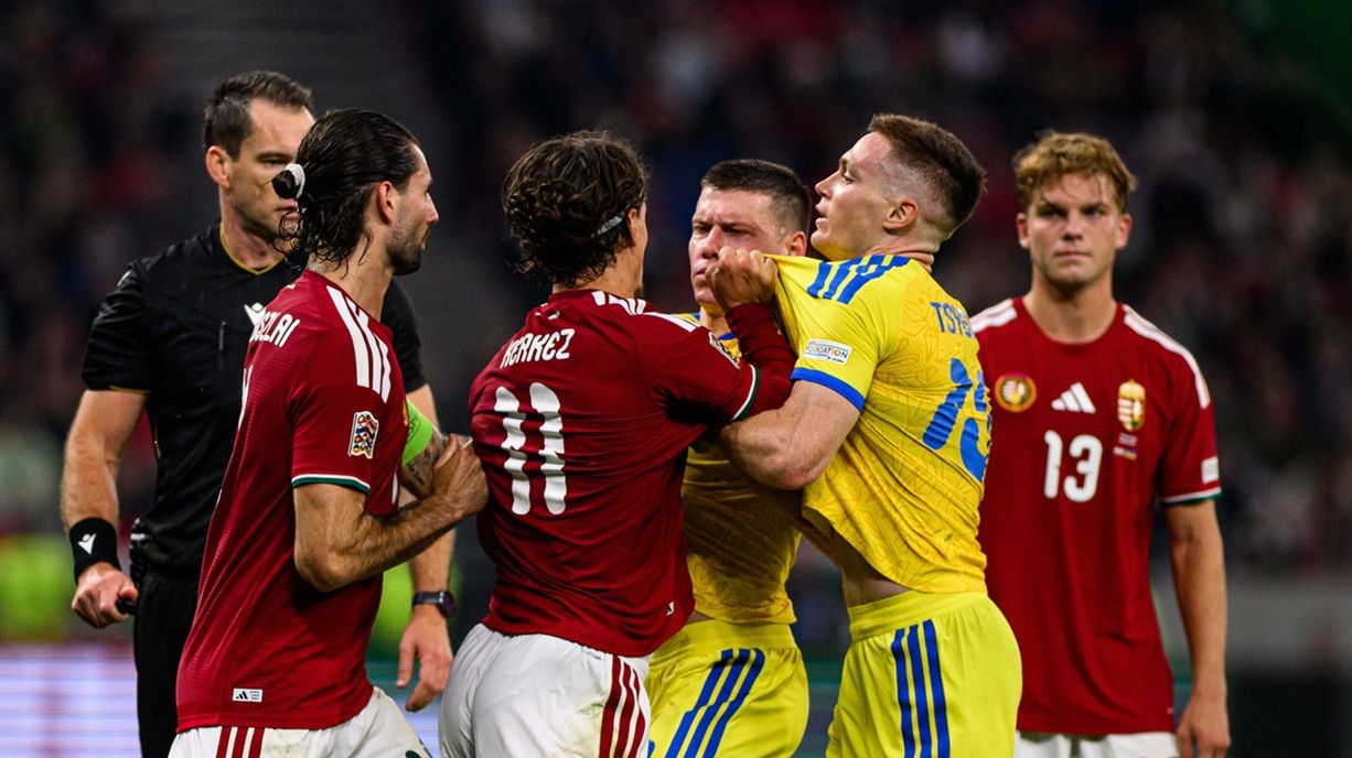 Керкез (№ 11) толкает Цыганкова / Getty Images