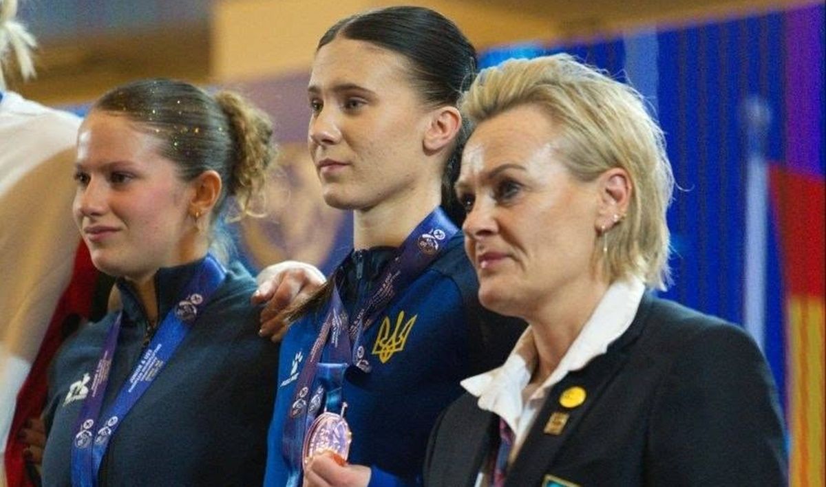 Поліна Кононченко (у центрі) / фото Ukrainian weightlifting federation