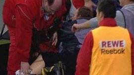 Гравці "Хофенхайма" та "Кельна" відправили фотографа на операційний стіл. ВІДЕО Гравці "Хофенхайма" та "Кельна" відправили фотографа на операційний стіл. ВІДЕО