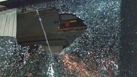 Хулиганы разбили стекло в автобусе "Шальке" Хулиганы разбили стекло в автобусе "Шальке"