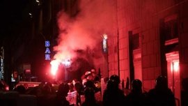 Декілька десятків уболівальників мінського "Динамо" затримали у Флоренції. ВІДЕО Декілька десятків уболівальників мінського "Динамо" затримали у Флоренції. ВІДЕО