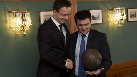 Глава МЗС України Клімкін отримав подяку від "Шахтаря" за вболівання у Брюсселі. Фото