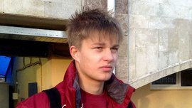 Как партнера Тимощука нокаутировал россиянин грязным ударом в живот прямо на поле Как партнера Тимощука нокаутировал россиянин грязным ударом в живот прямо на поле