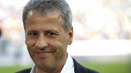 Тренер "Ніцци" не дозволив своєму футболісту спілкуватися з пресою, забравши від журналістів Тренер "Ніцци" не дозволив своєму футболісту спілкуватися з пресою, забравши від журналістів
