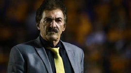 Тренер мексиканской "Америки" Рикардо Ла Вольпе поставил подножку игроку прямо во время матча Тренер мексиканской "Америки" Рикардо Ла Вольпе поставил подножку игроку прямо во время матча