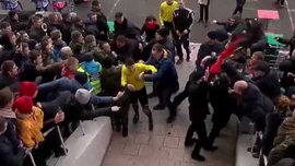 "Верес" – "Колос": фанати напали на арбітра Шандора – охорона застосувала сльозогінний газ "Верес" – "Колос": фанати напали на арбітра Шандора – охорона застосувала сльозогінний газ